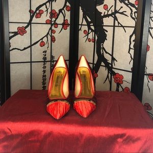 Beautiful candy apple red/gold/deep red pumps.